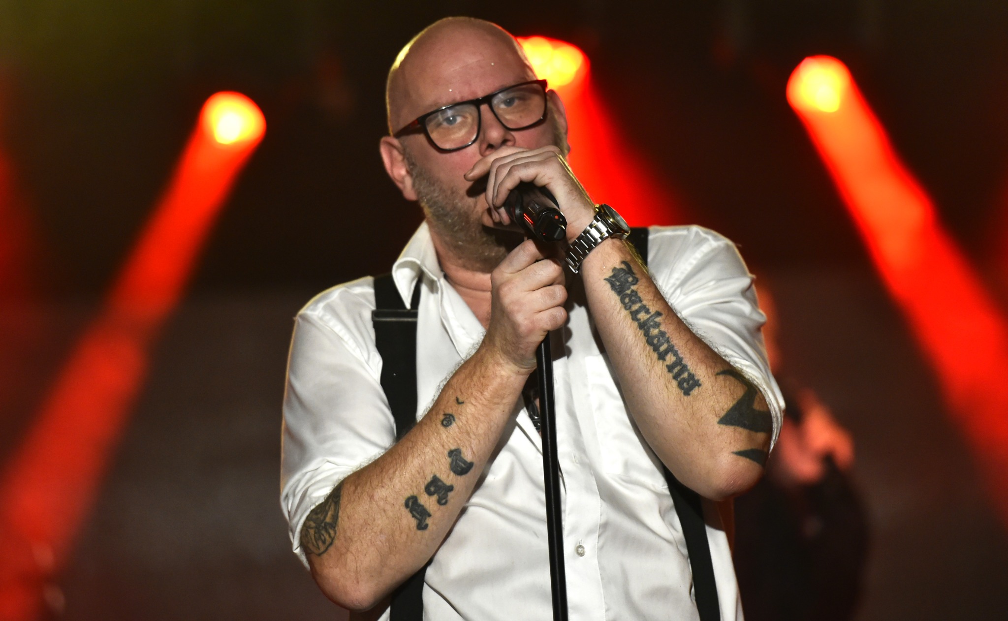 Denny Björklund sjunger i rött scenljus
